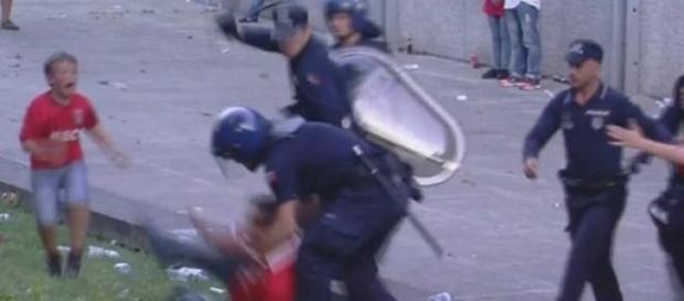 Polícia terá agredido adepto em frente aos filhos Polícia terá agredido adepto em frente aos filhos