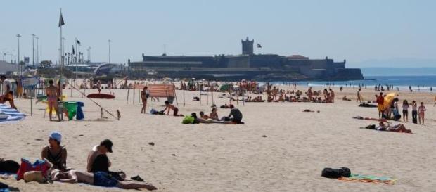 Praia de Carcavelos continua aberta ao público Praia de Carcavelos continua aberta ao público
