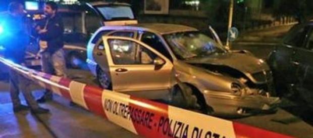 Auto pirata contro la folla. Auto pirata contro la folla.