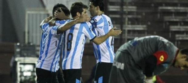 Brián Fernández festeja su primer gol Brián Fernández festeja su primer gol