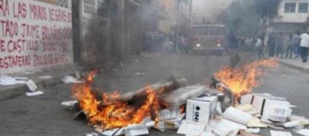 Des bulletins de vote sont brûlés à Oaxaca. Des bulletins de vote sont brûlés à Oaxaca.