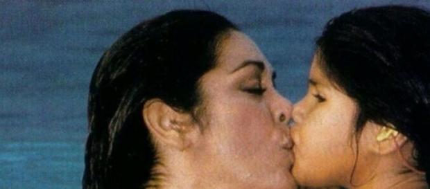 Madre e hija en imagen de archivo. Madre e hija en imagen de archivo.