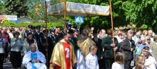 Procesja w Boże Ciało - ale religijny aspekt umyka Procesja w Boże Ciało - ale religijny aspekt umyka