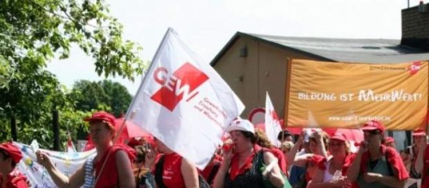 Seit vier Wochen sind die ErzieherInnen im Streik Seit vier Wochen sind die ErzieherInnen im Streik