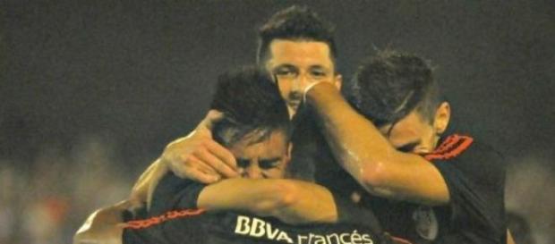 Todos abrazan al pibe Kaprof por su gol. Todos abrazan al pibe Kaprof por su gol.