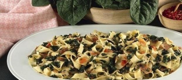 Fettuccine con spinaci e prosciutto Fettuccine con spinaci e prosciutto