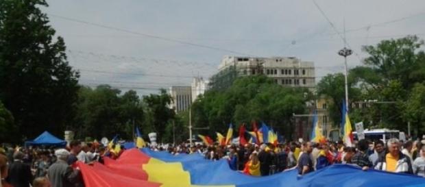 Tricolor de 300 de metri peste Prut Tricolor de 300 de metri peste Prut