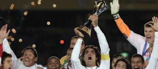 Capitão colorado ergue a taça para o mundo ver Capitão colorado ergue a taça para o mundo ver