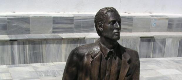 Estatua de Tocón dedicada al emigrante Estatua de Tocón dedicada al emigrante