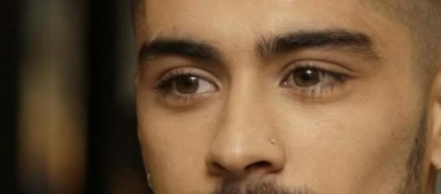 Zayn Malik saiu repentinamente dos One Direction. Zayn Malik saiu repentinamente dos One Direction.