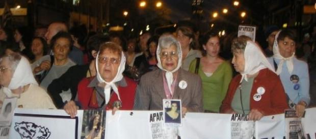 Asociaţia ”Madres de Plaza de Mayo” Asociaţia ”Madres de Plaza de Mayo”