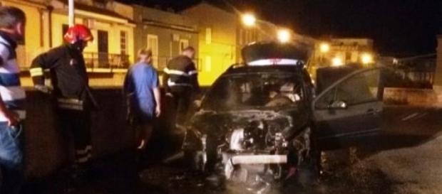 L'auto di un pensionato incendiata a Noto L'auto di un pensionato incendiata a Noto