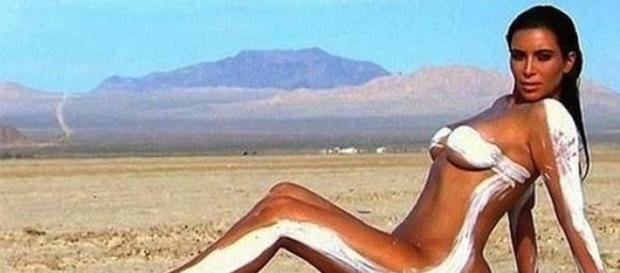 La celebrity Kim Kardashian posa como modelo La celebrity Kim Kardashian posa como modelo