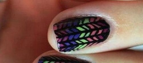 Nail art unghie in stile crochet per l'estate 