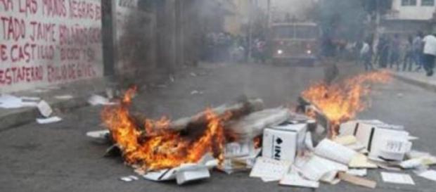 Des urnes électorales ont été brûlées dimanche. Des urnes électorales ont été brûlées dimanche.