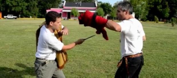 Esgrima criolla: pelea con poncho y facón Esgrima criolla: pelea con poncho y facón