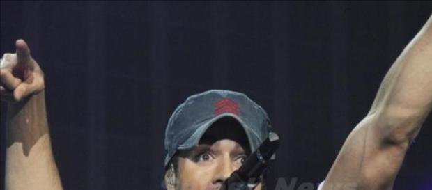Iglesias con todos sus dedos aún Iglesias con todos sus dedos aún