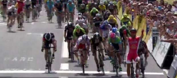 Nacer Bouhanni remporte la 2e étape du Dauphiné ! Nacer Bouhanni remporte la 2e étape du Dauphiné !
