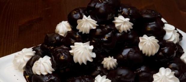 Profiterole al cioccolato e panna Profiterole al cioccolato e panna