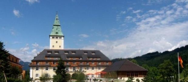 Schloss Elmau ist ein exklusives 5 Sterne-Hotel. Schloss Elmau ist ein exklusives 5 Sterne-Hotel.