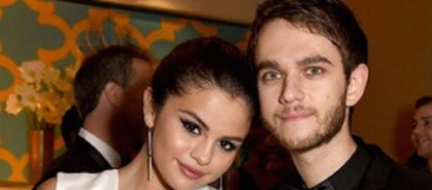 Selena y Zedd en un acto público. Selena y Zedd en un acto público.