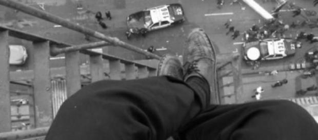 Un bărbat s-a aruncat de pe bloc Un bărbat s-a aruncat de pe bloc