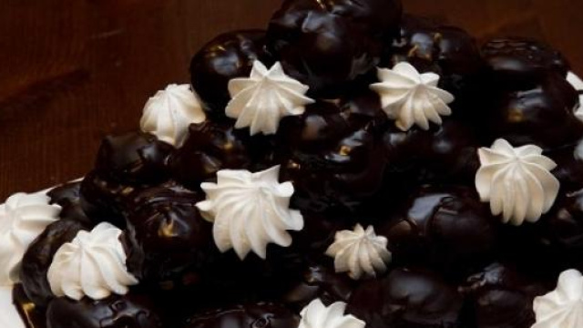 Profiterole al cioccolato e panna