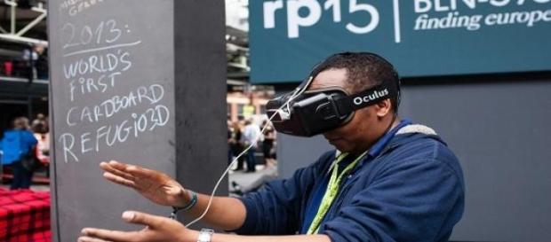 Ein Mann der eine VR-Brille ausprobiert Ein Mann der eine VR-Brille ausprobiert