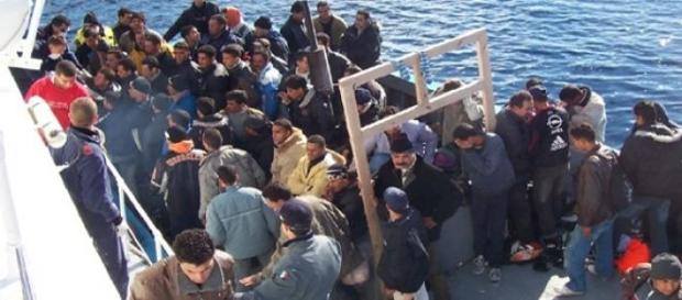 Immigrati soccorsi dalla Guardia Costiera Immigrati soccorsi dalla Guardia Costiera