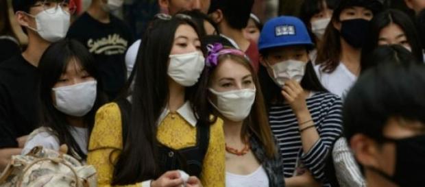 Jóvenes con barbijo en Corea. Jóvenes con barbijo en Corea.