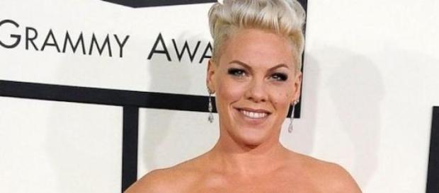 Pink à la cérémonie Grammy Awards en janvier 2014. Pink à la cérémonie Grammy Awards en janvier 2014.