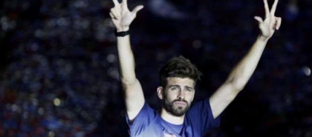 Pique podczas celebracji na Camp Nou Pique podczas celebracji na Camp Nou