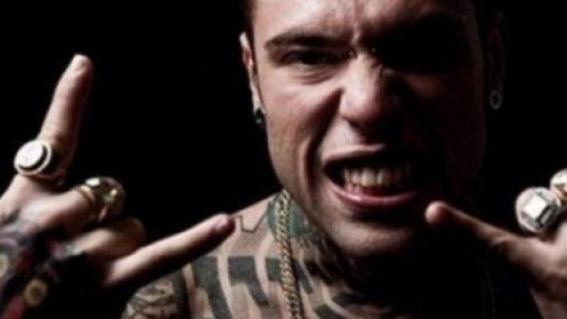Fedez in una posa rabbiosa