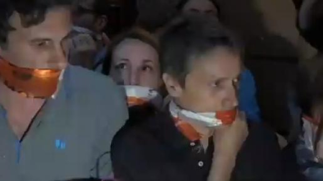 Il capannello di insegnanti davanti la sede del Pd