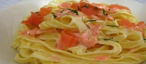 Fettuccine al salmone affumicato. Fettuccine al salmone affumicato.