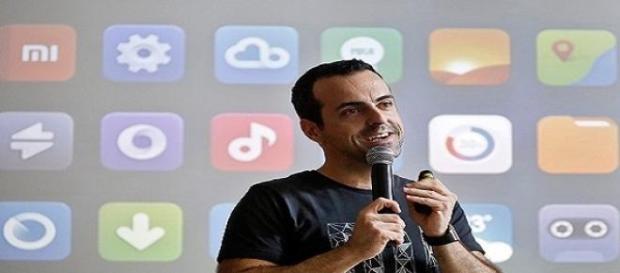 Hugo Barra no lançamento oficial da Xiaomi. Hugo Barra no lançamento oficial da Xiaomi.