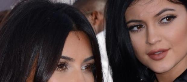 Kim Kardashian é o idolo de Kylie Jenner. Kim Kardashian é o idolo de Kylie Jenner.