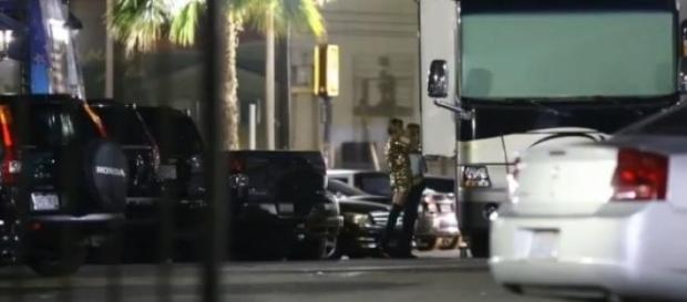 Miley e Stella estavam encostadas a um camião. Miley e Stella estavam encostadas a um camião.