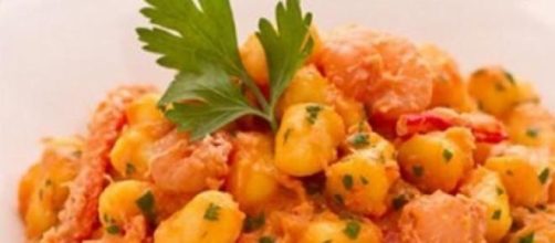 Gnocchi con polpa di granchio e gamberi.