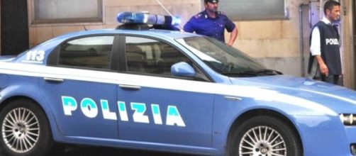 Poliziotti sulla scena del crimine