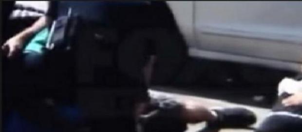 Femeie însărcinată lovită de polițiști Femeie însărcinată lovită de polițiști