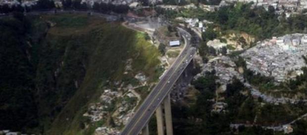 O rapaz foi atirado desta ponte. O rapaz foi atirado desta ponte.