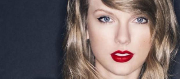 Taylor Swift é a princesa da pop. Taylor Swift é a princesa da pop.