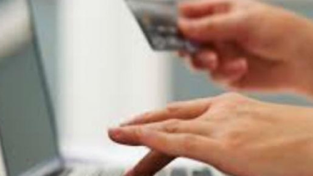 Acquisti online, presto si pagher&agrave; con un selfie