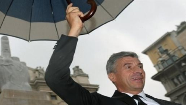 Cattelan e L.O.V.E. esposta in Piazza degli Affari