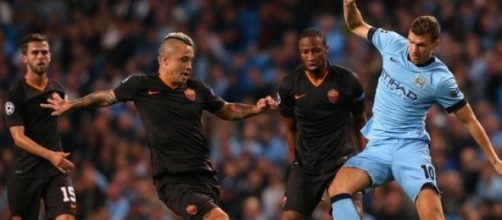 Radja Nainggolan in un contrasto con Edin Dzeko