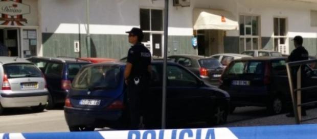 A polícia chegou tarde ao local. A polícia chegou tarde ao local.