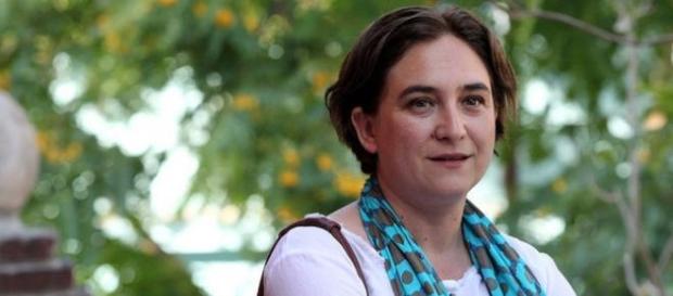 Ada Colau se sienta en el Chester Ada Colau se sienta en el Chester