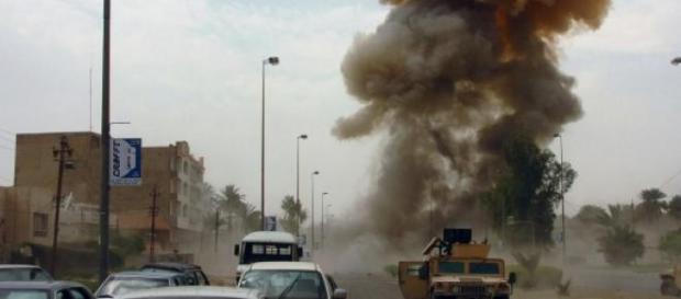 O explozie a unei maşini capcană surprinsă în Irak O explozie a unei maşini capcană surprinsă în Irak