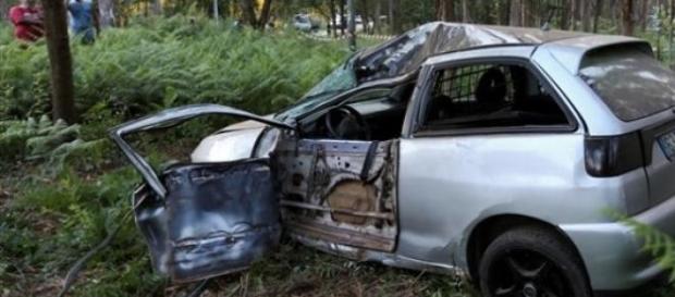 O carro onde seguia a vítima O carro onde seguia a vítima